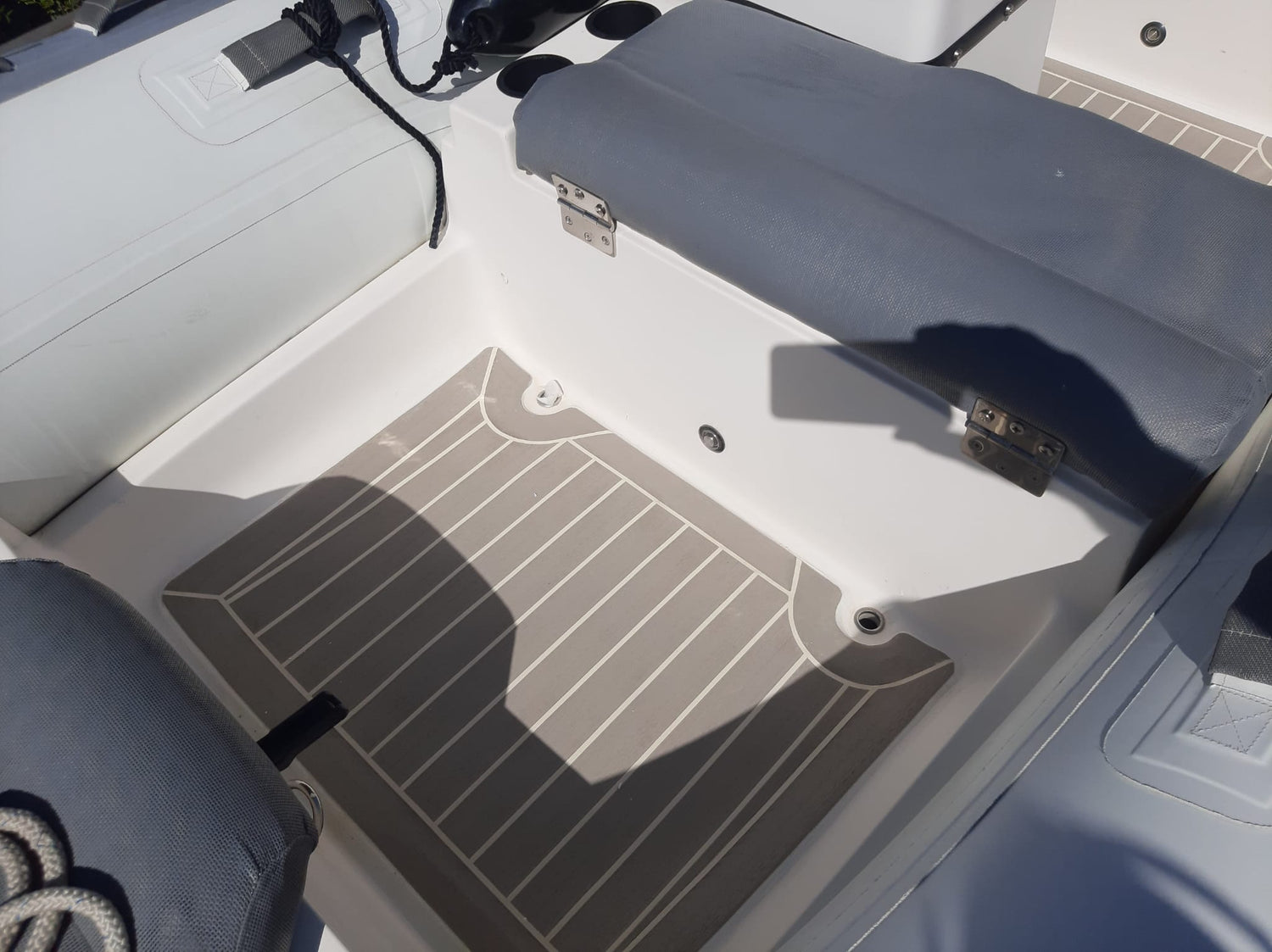 Novurania artificial decks