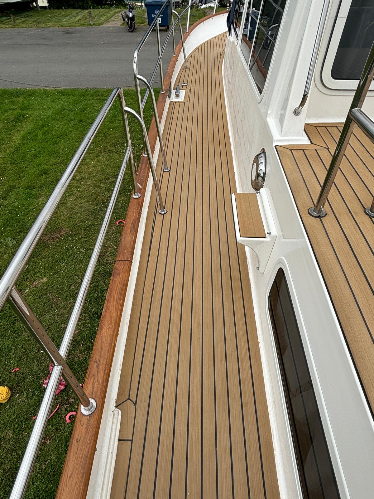 Corvette boats pvc synthetic teak deck- fitted by certified installers - Free sample and quote request